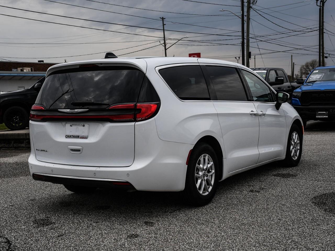 2023 Chrysler Pacifica Touring L FWD Photo