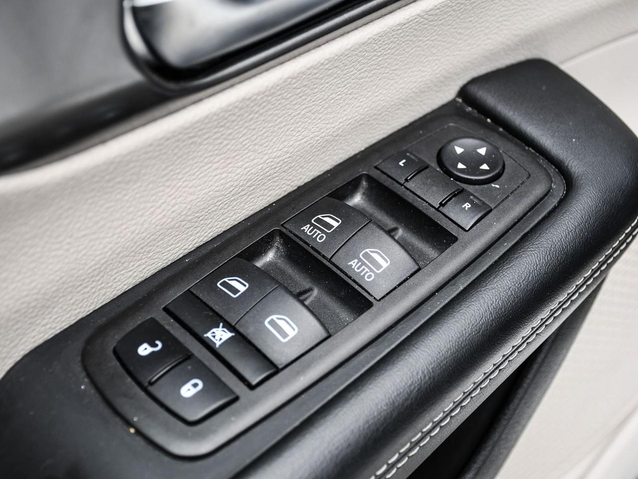 2023 Chrysler Pacifica Touring L FWD Photo