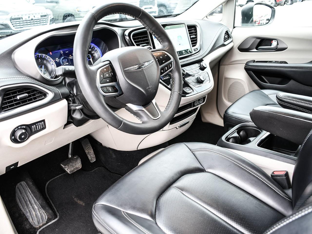 2023 Chrysler Pacifica Touring L FWD Photo