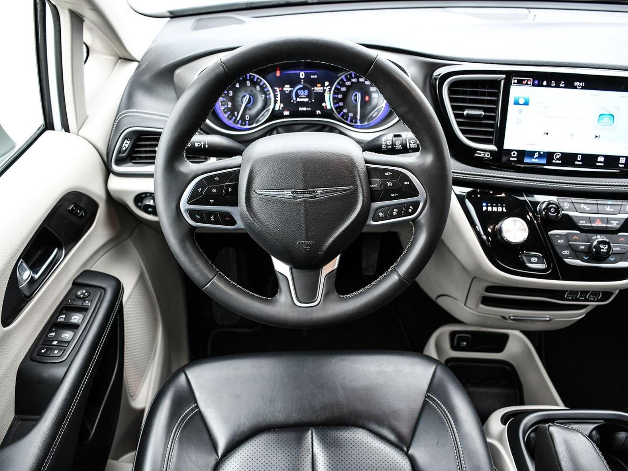 2023 Chrysler Pacifica Touring L FWD Photo