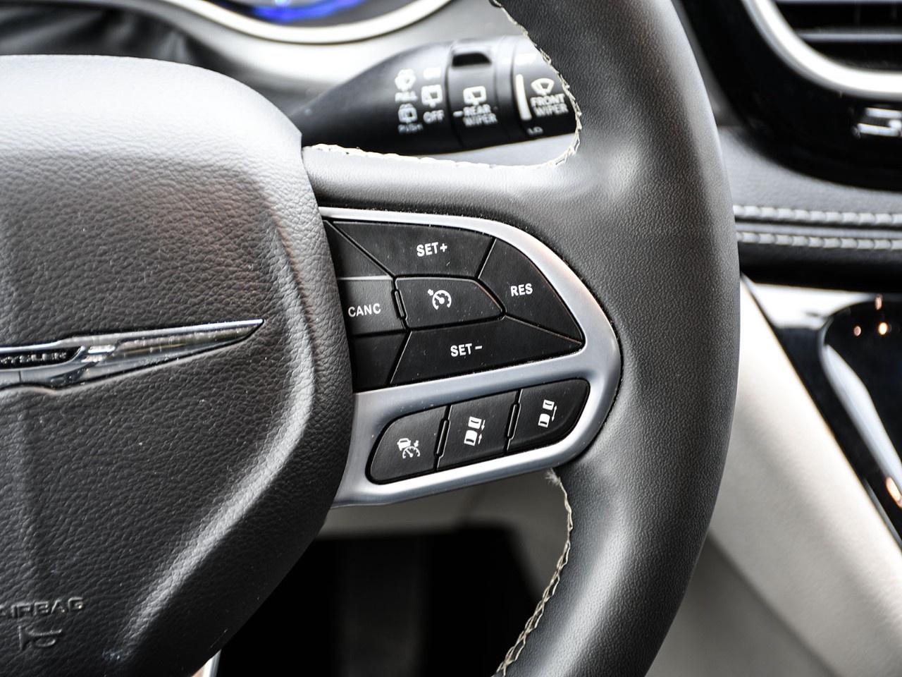 2023 Chrysler Pacifica Touring L FWD Photo