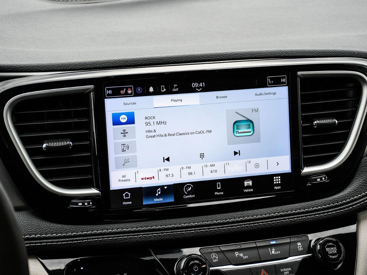 2023 Chrysler Pacifica Touring L FWD Photo