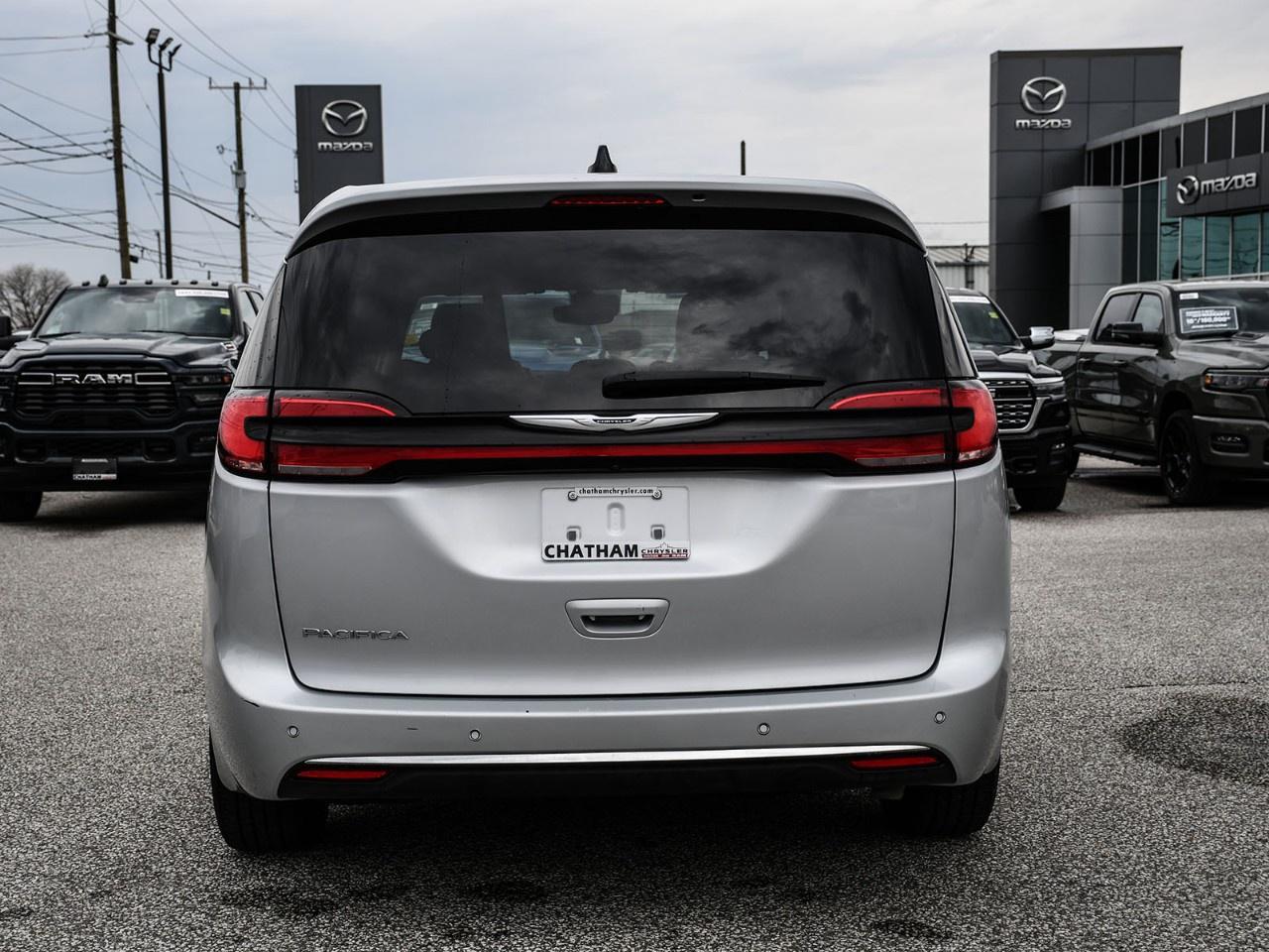 2023 Chrysler Pacifica Touring L FWD Photo2