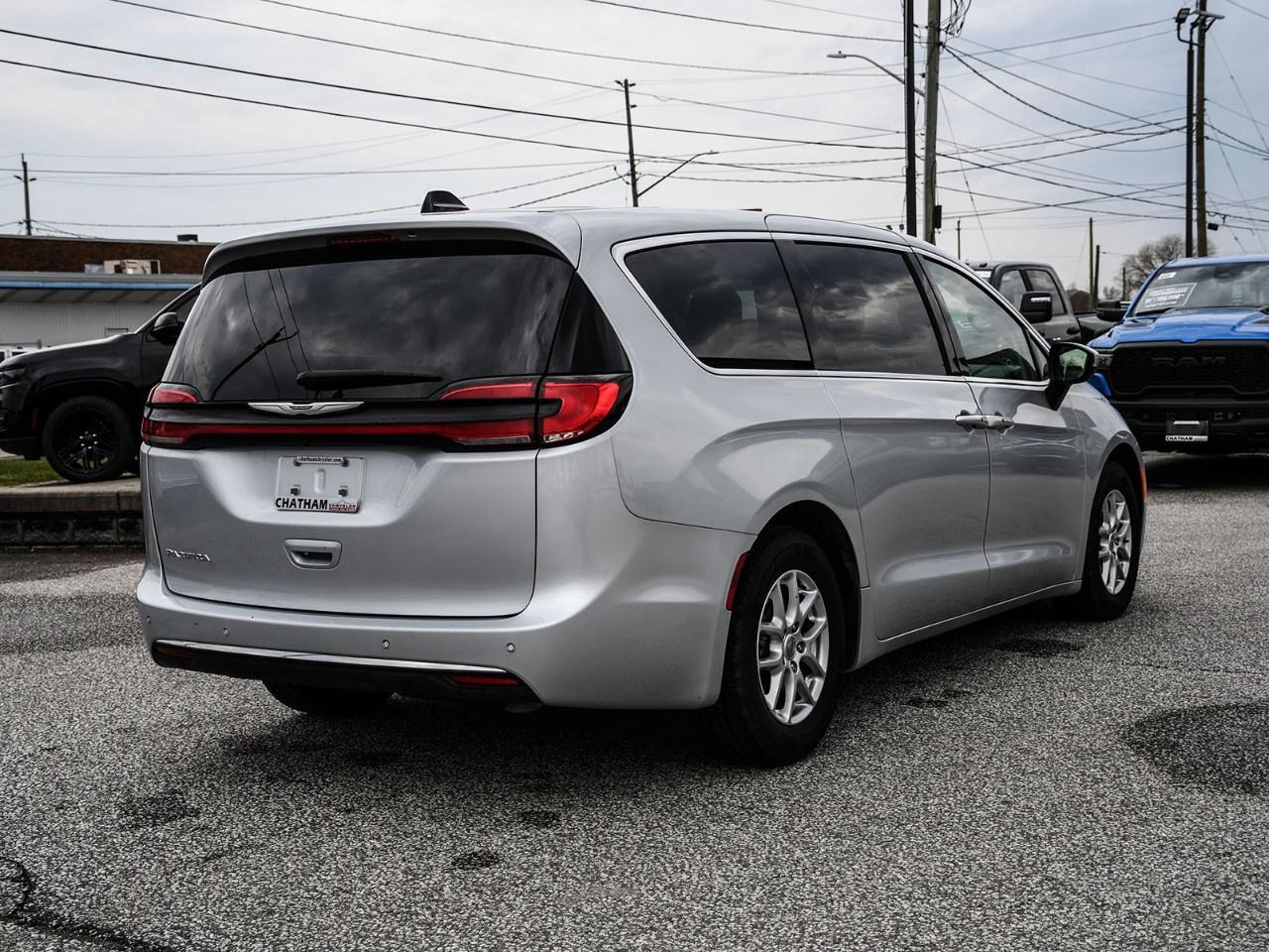 2023 Chrysler Pacifica Touring L FWD Photo3