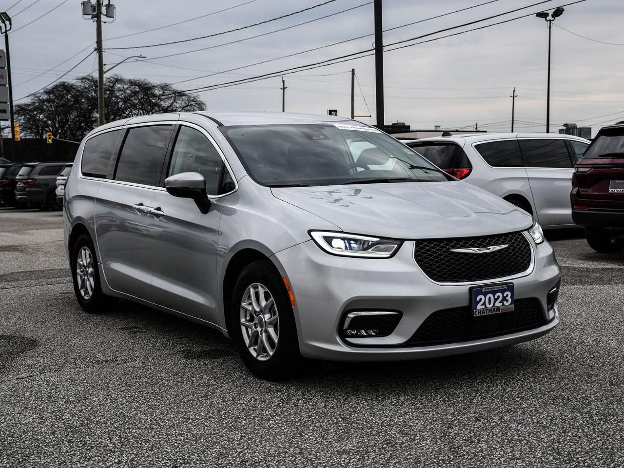 2023 Chrysler Pacifica Touring L FWD Photo4