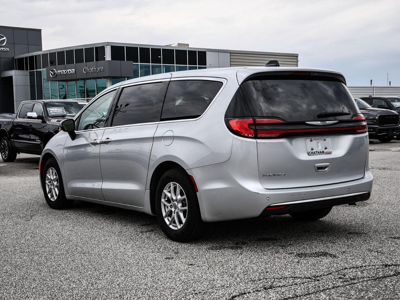 2023 Chrysler Pacifica Touring L FWD Photo1