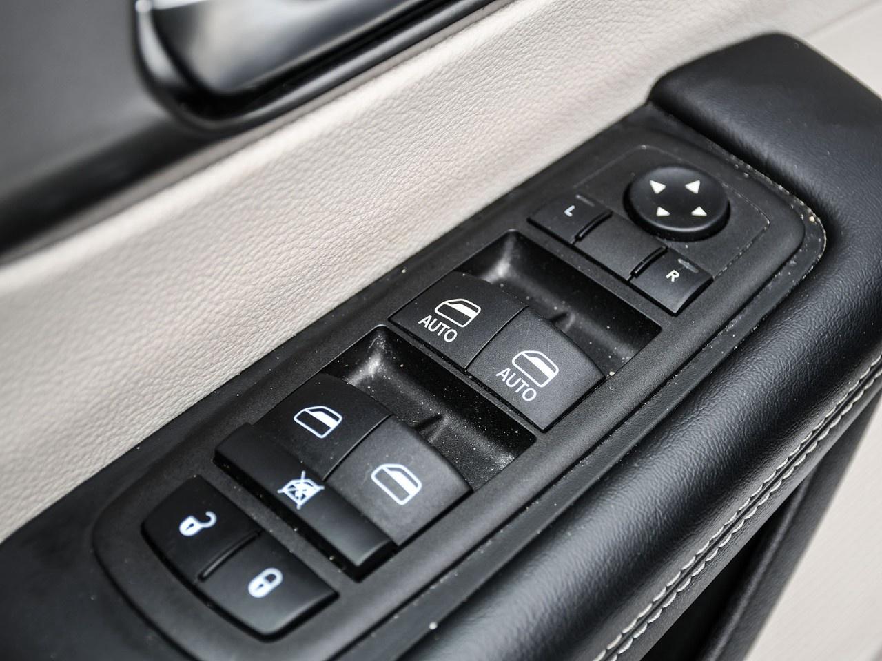 2023 Chrysler Pacifica Touring L FWD Photo