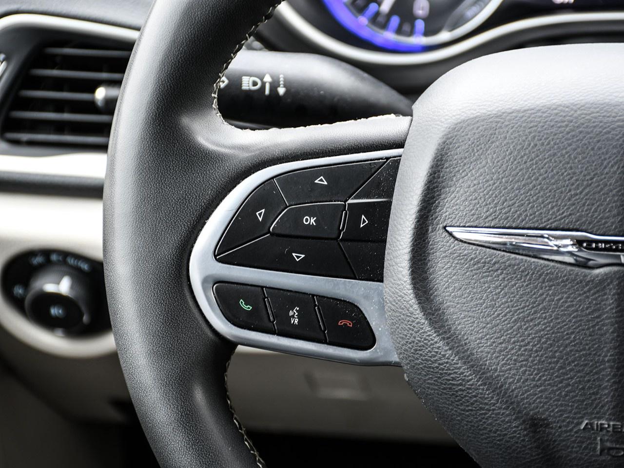 2023 Chrysler Pacifica Touring L FWD Photo