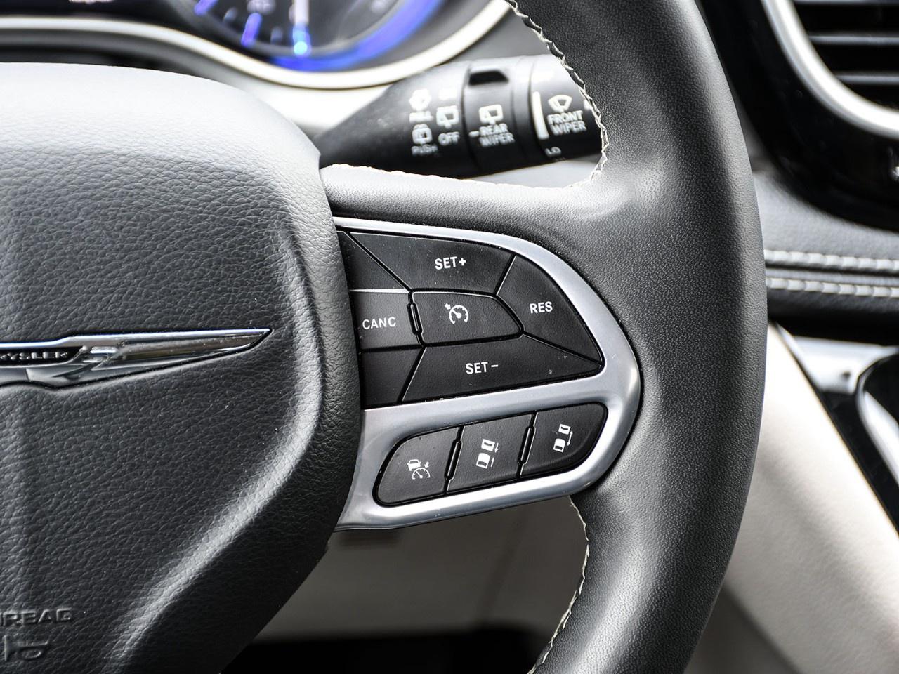 2023 Chrysler Pacifica Touring L FWD Photo