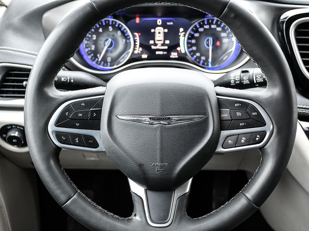 2023 Chrysler Pacifica Touring L FWD Photo