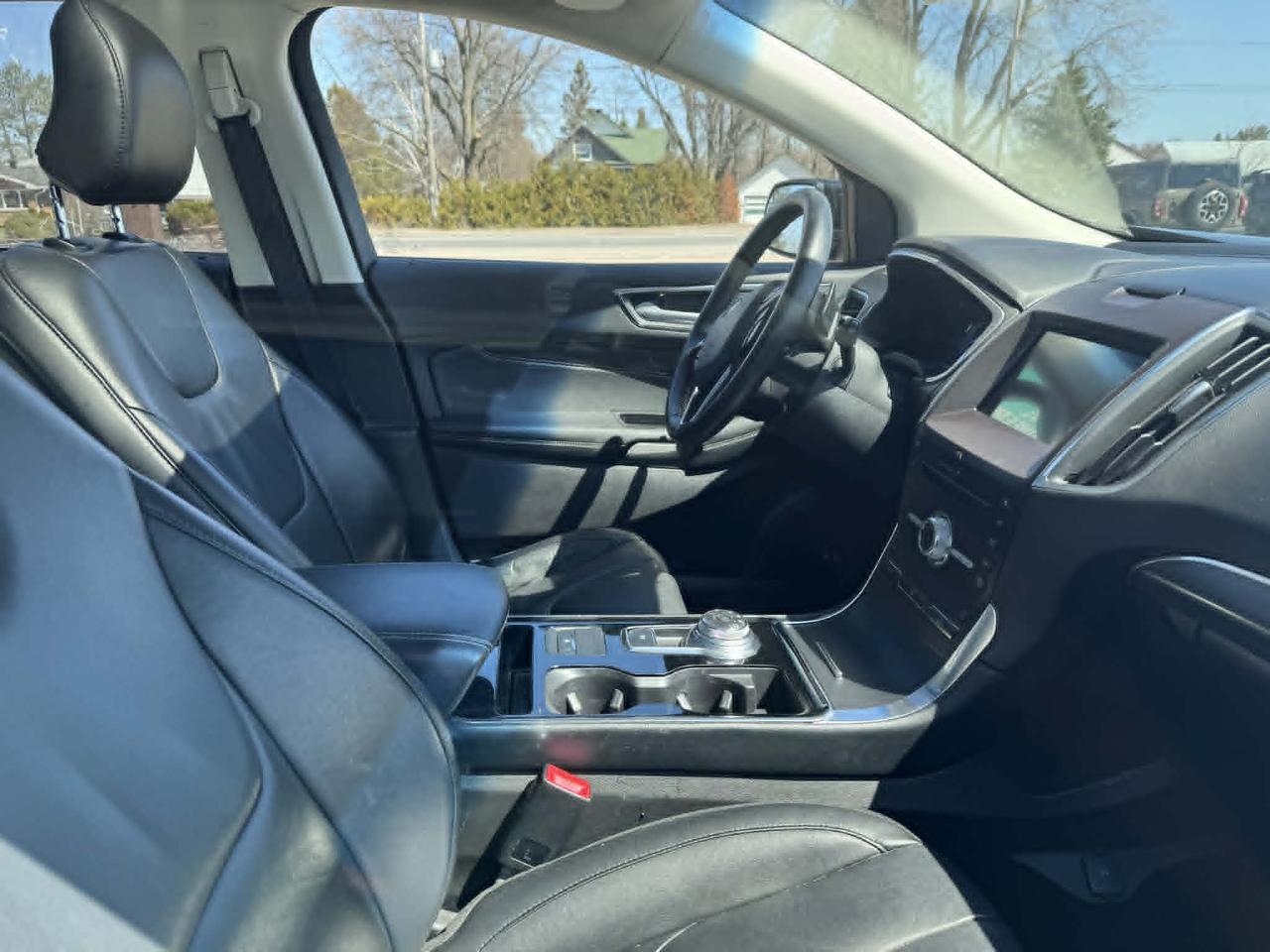 2019 Ford Edge Titanium Photo2