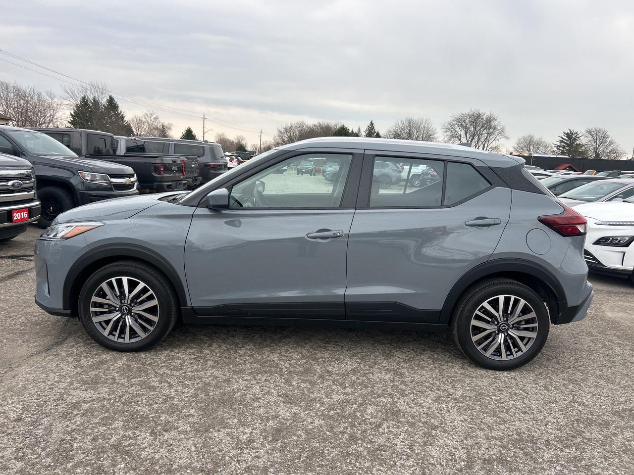2025 Nissan Kicks Play SV, CLEAN CARFAX, REMOTE START, BACK UP CAMERA! Photo