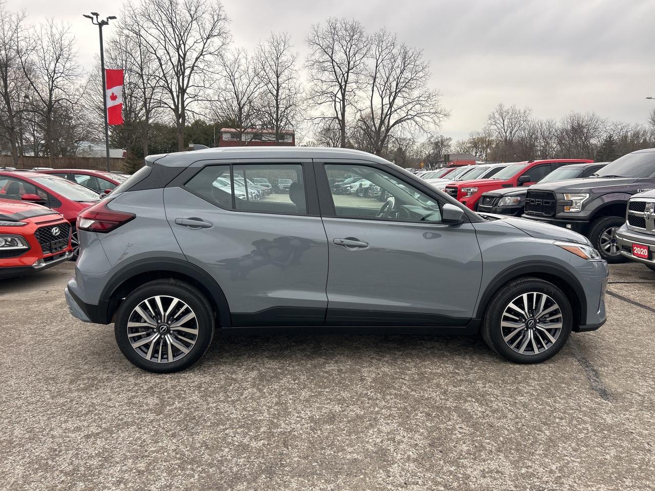 2025 Nissan Kicks Play SV, CLEAN CARFAX, REMOTE START, BACK UP CAMERA! Photo