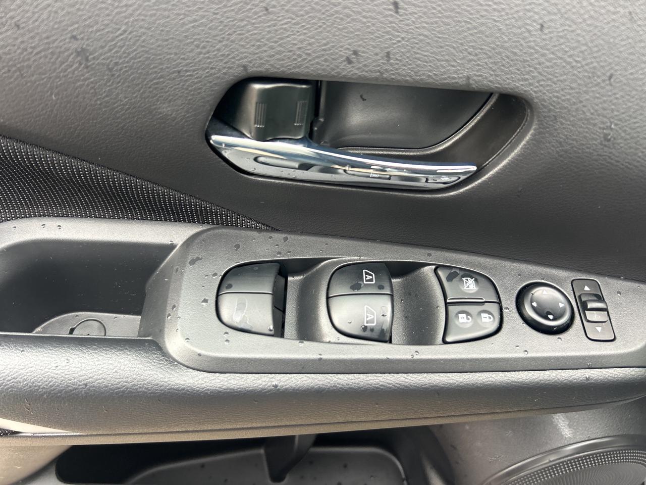 2025 Nissan Kicks Play SV, CLEAN CARFAX, REMOTE START, BACK UP CAMERA! Photo