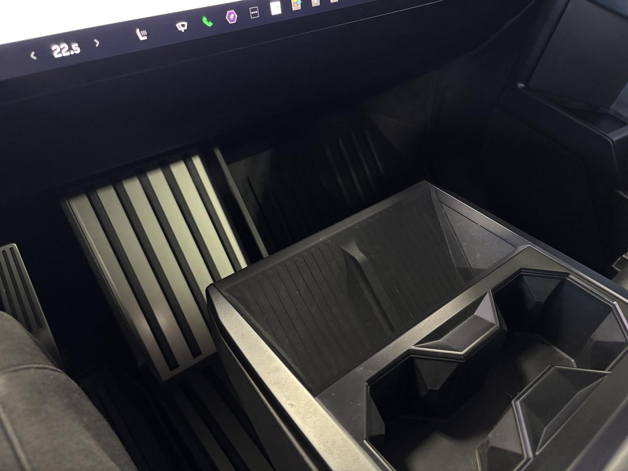 2024 Tesla Cybertruck AWD|FOUNDATIONSERIES|FULLSELFDRIVING|NAV|AMBIENT|+ Photo