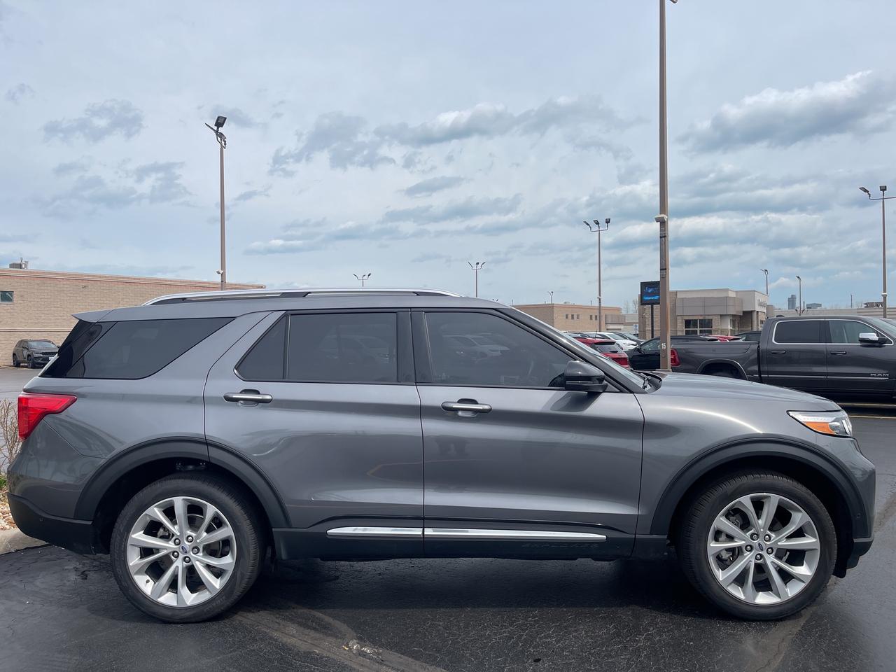 2022 Ford Explorer PLATINUM / LOADED / AWD Photo3
