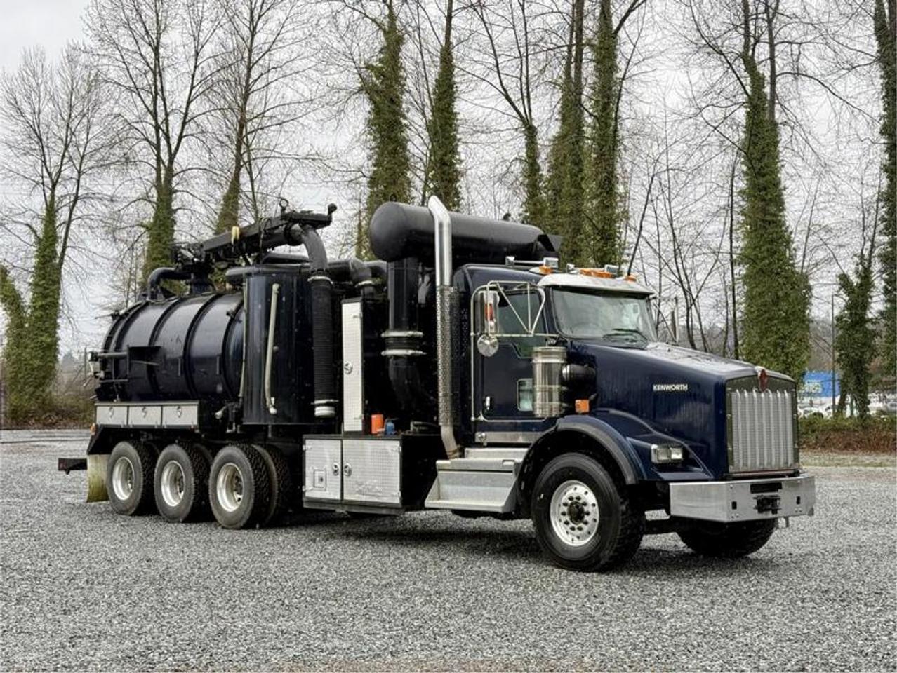 Used 2018 Kenworth T800 Tri-Axle Cummins X15 Hydro-Vacuum Truck with 18-Speed for sale in Burnaby, BC