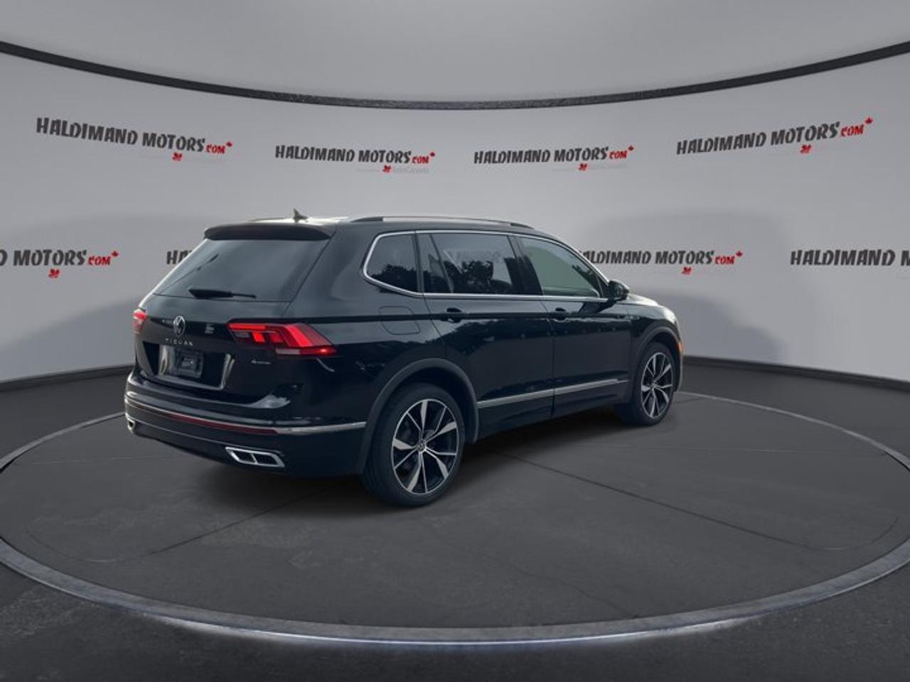 2022 Volkswagen Tiguan Highline R-Line 4MOTION | Heated Steering Wheel | Leather Seats Photo