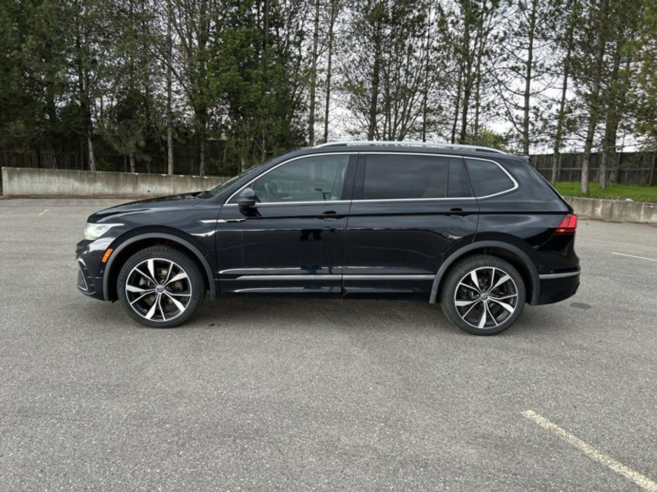 2022 Volkswagen Tiguan Highline R-Line 4MOTION | Heated Steering Wheel | Leather Seats Photo
