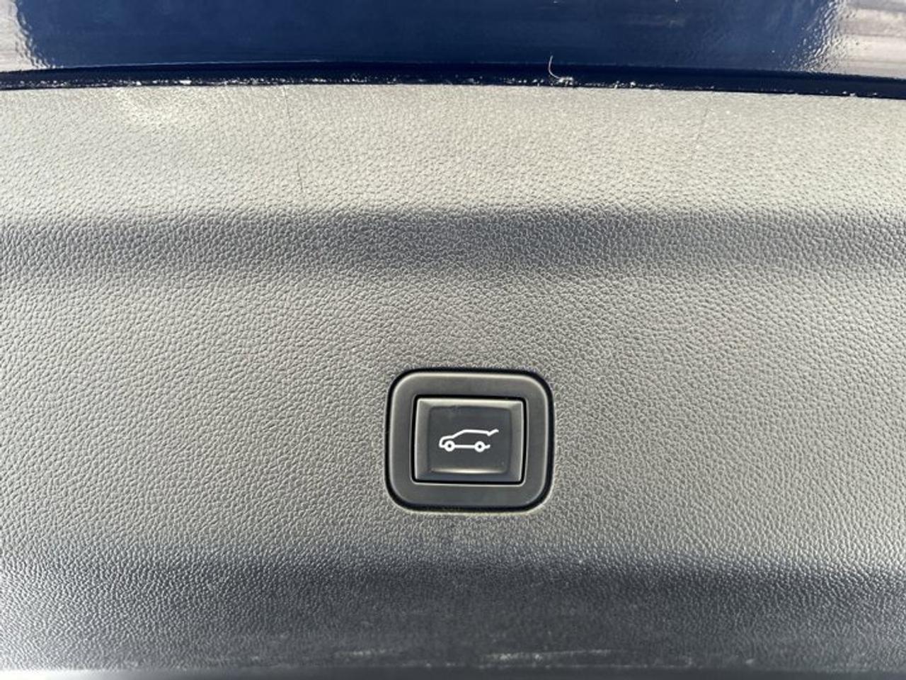 2023 Chevrolet Suburban LT 4WD | Heated Steering Wheel Photo
