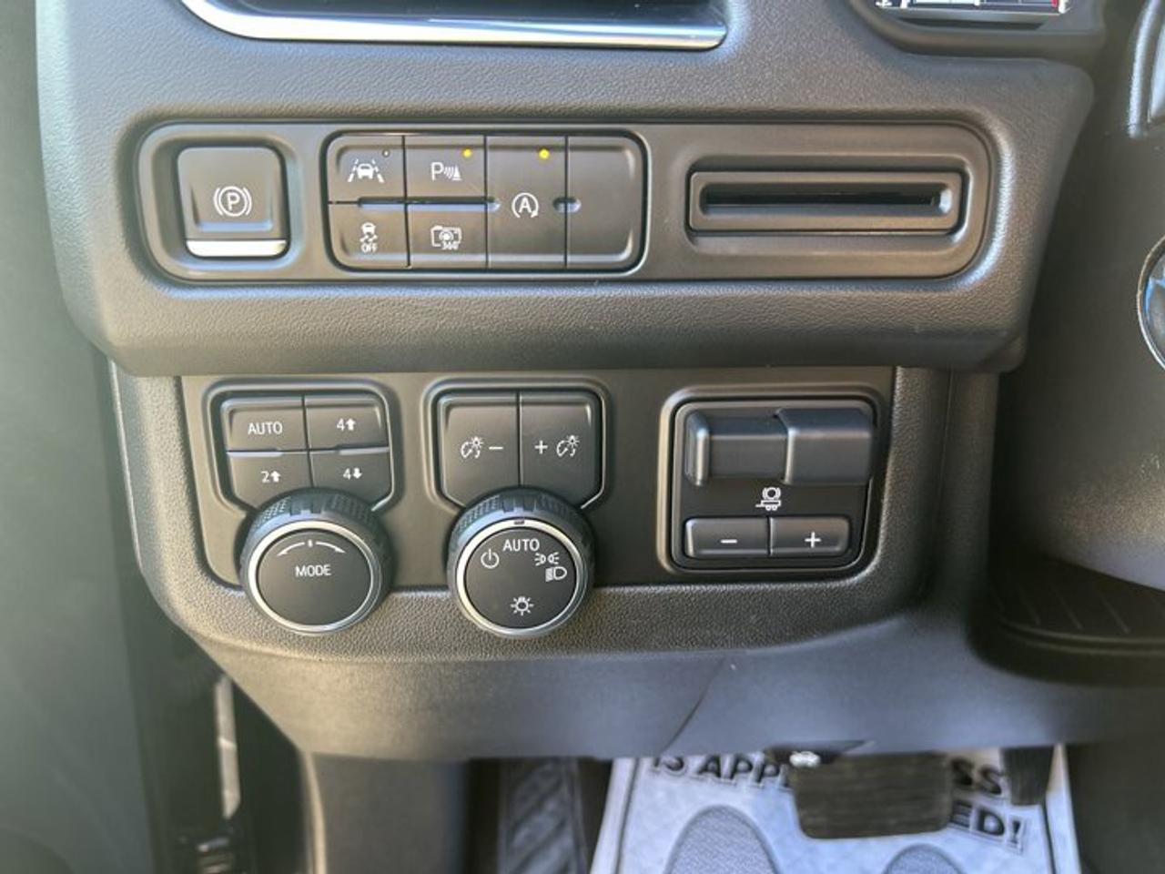 2023 Chevrolet Suburban LT 4WD | Heated Steering Wheel Photo
