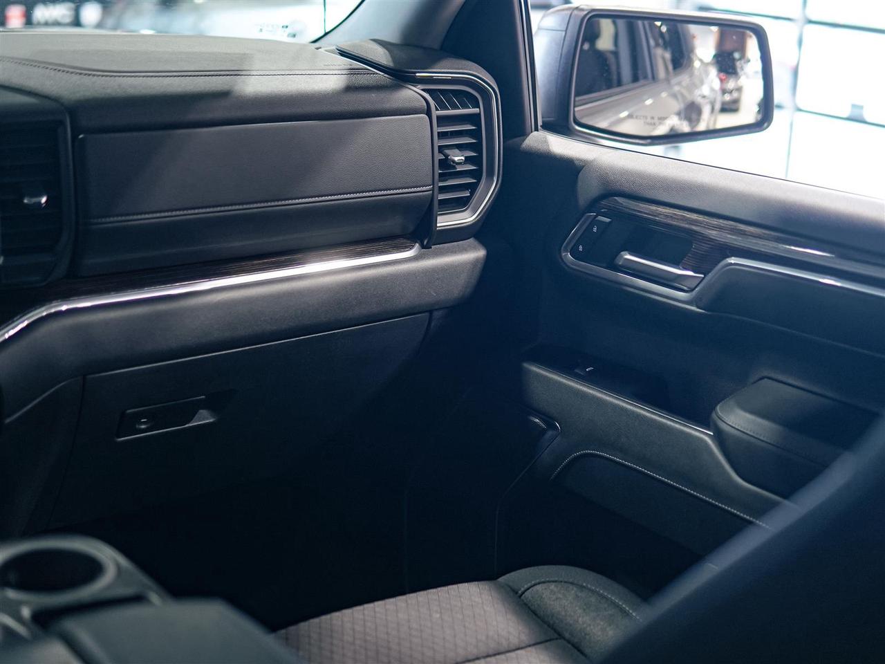 2023 GMC Sierra 1500 ELEVATION CREW CAB | 4X4 | 5.3 V8 | X31 PKG | RUNNING BOARDS Photo