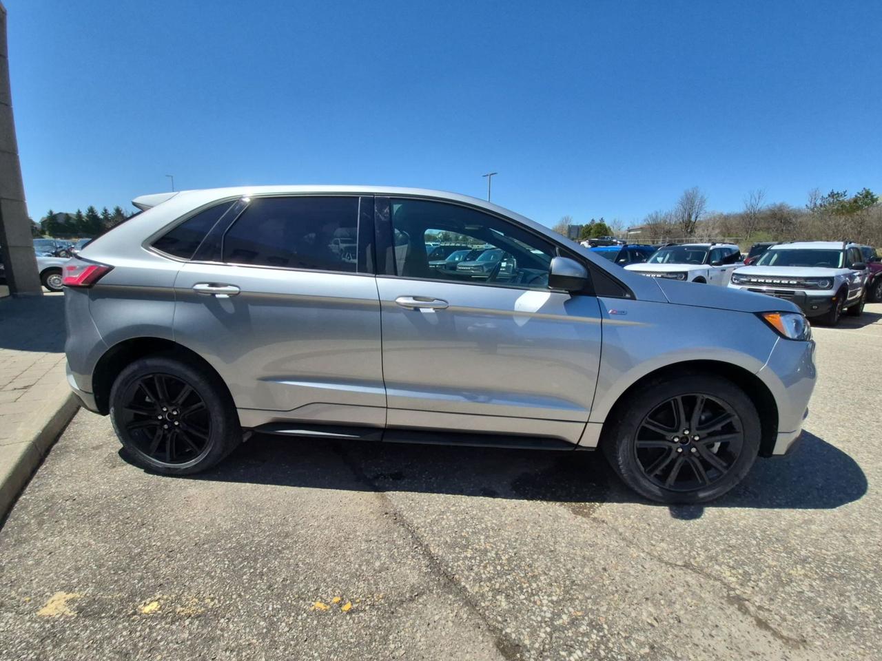 2024 Ford Edge AWD, HEATED SEATS AND WHEEL, FACTORY HITCH! Photo3