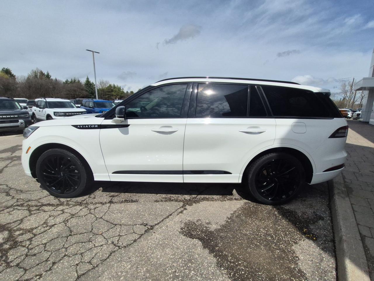 2022 Lincoln Aviator JET PACKAGE, 22" RIMS, FACTORY HITCH, LOADED! Photo2
