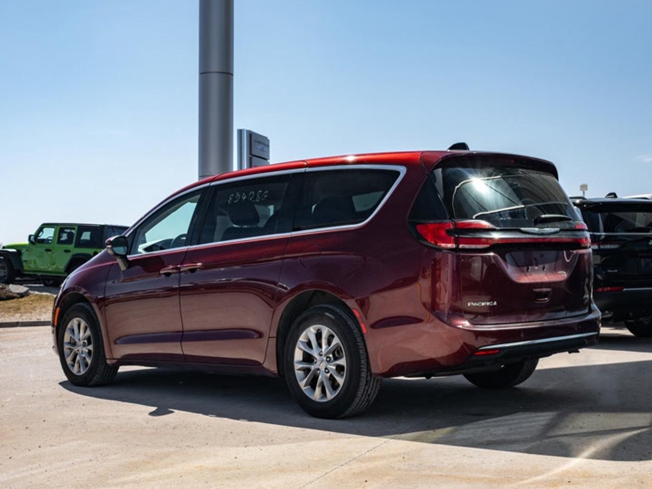 2023 Chrysler Pacifica Touring L Photo