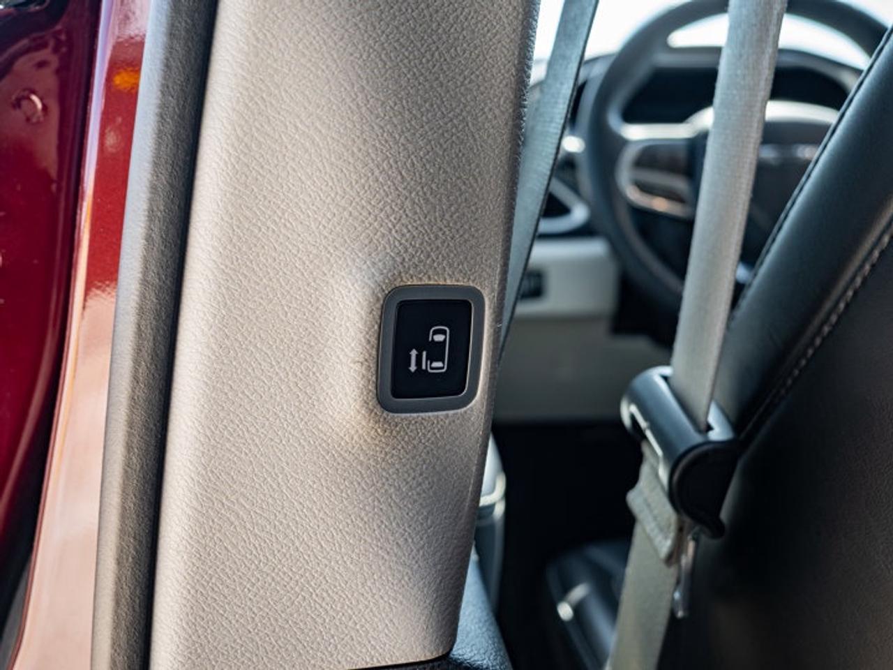 2023 Chrysler Pacifica Touring L Photo