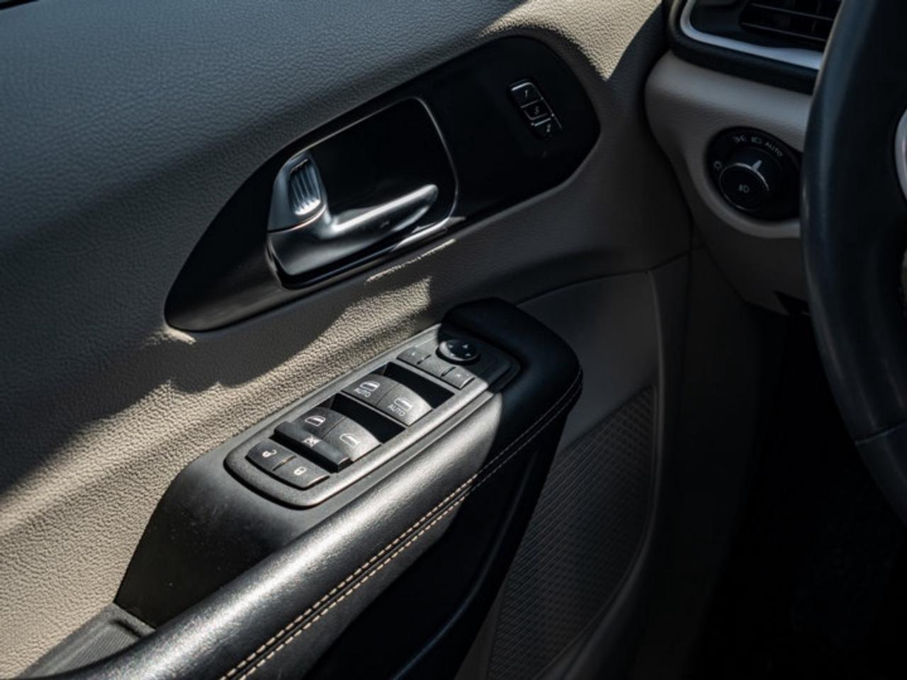 2023 Chrysler Pacifica Touring L Photo