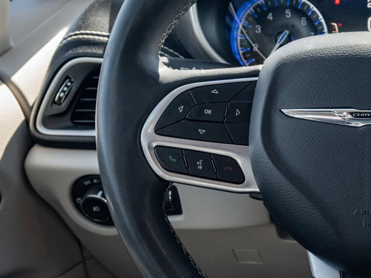 2023 Chrysler Pacifica Touring L Photo