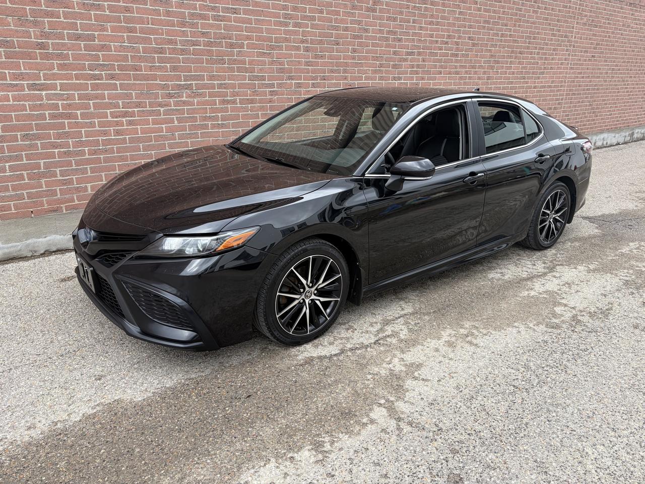 2022 Toyota Camry HYBRID SE - Photo #1