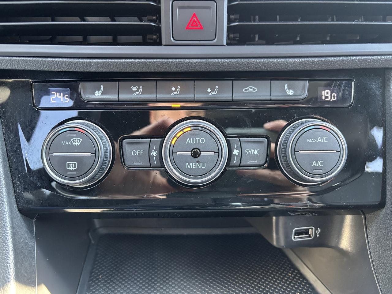 2019 Volkswagen Jetta HIGHLINE R line Photo