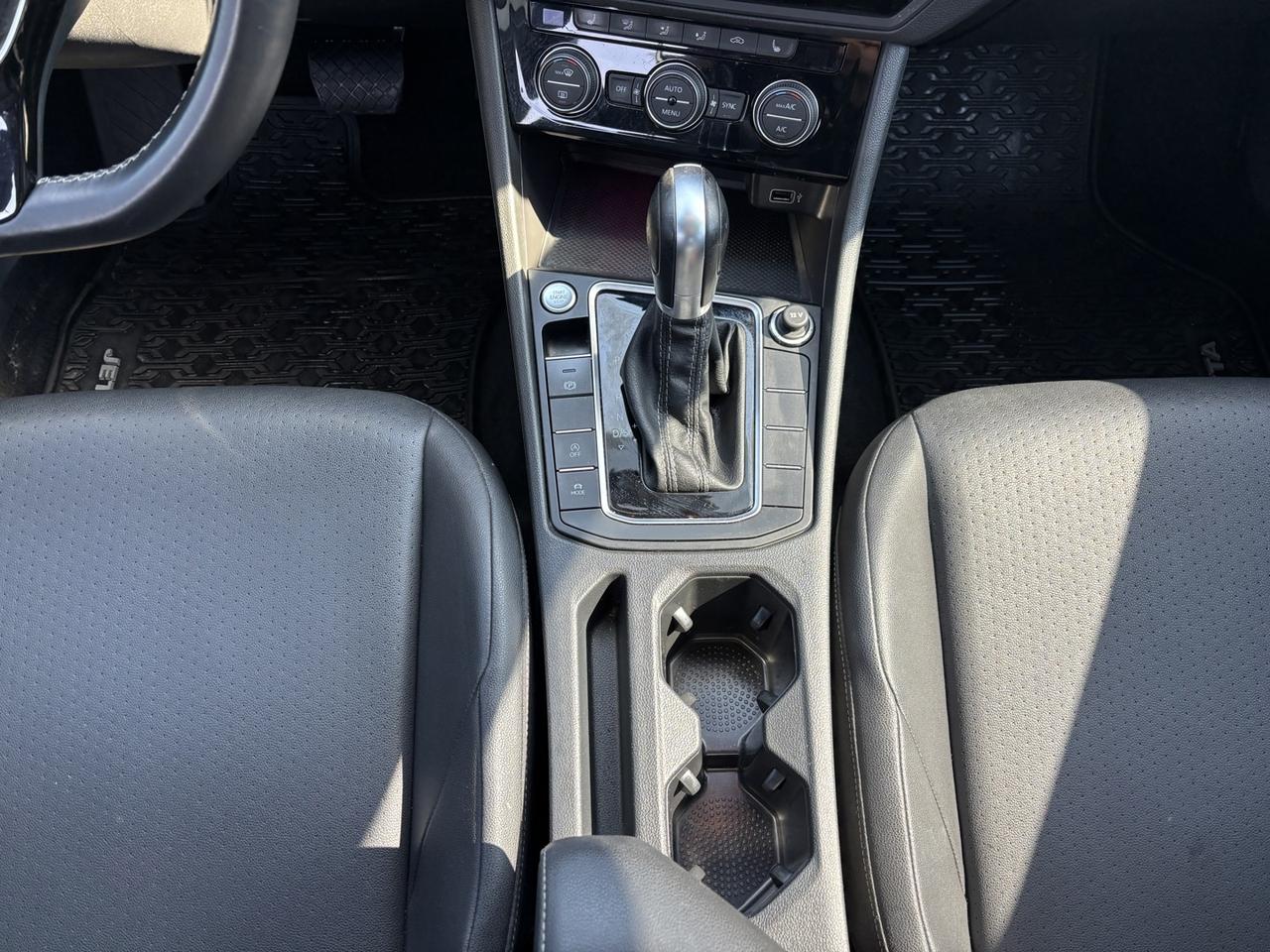 2019 Volkswagen Jetta HIGHLINE R line Photo