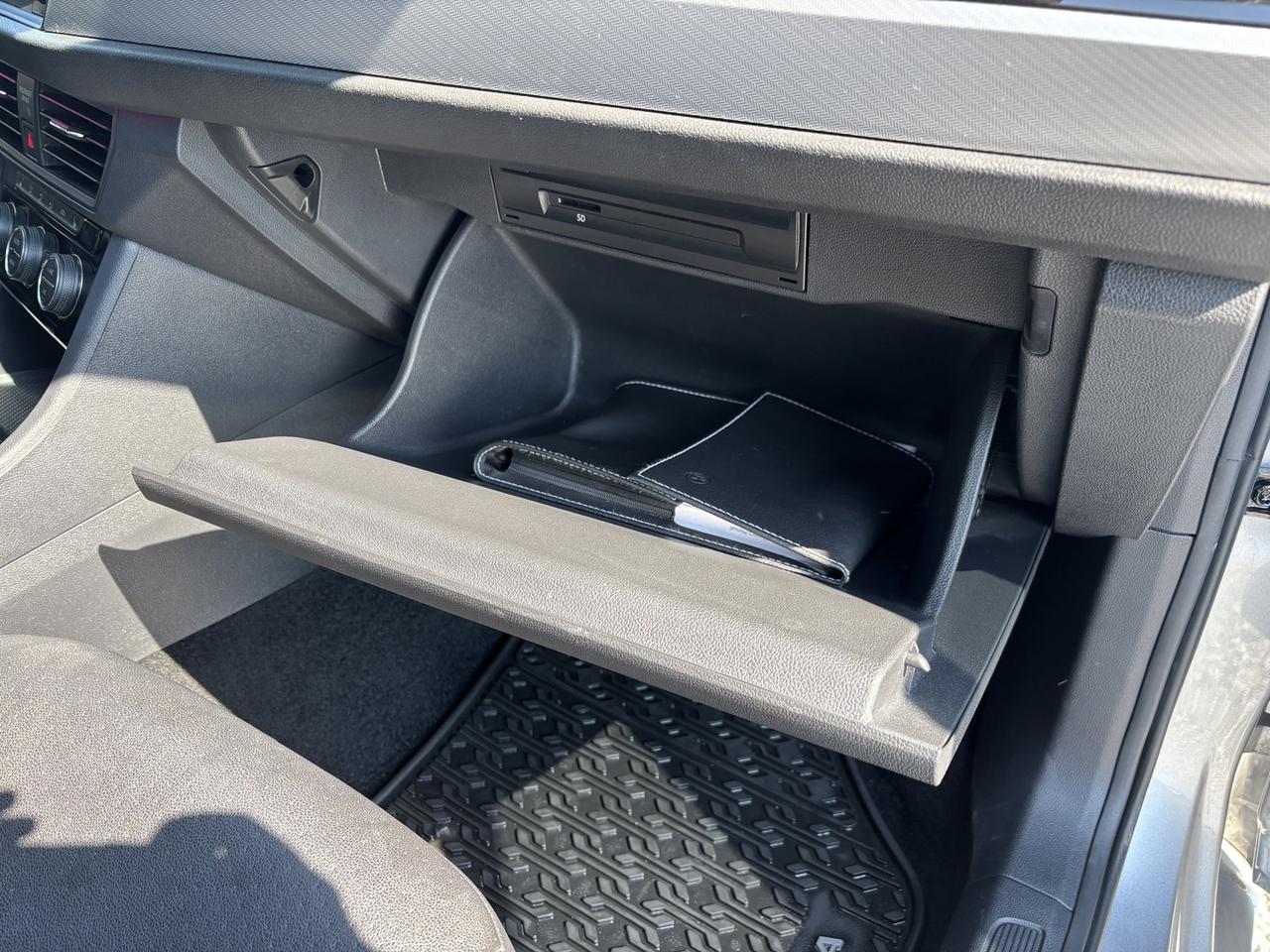 2019 Volkswagen Jetta HIGHLINE R line Photo