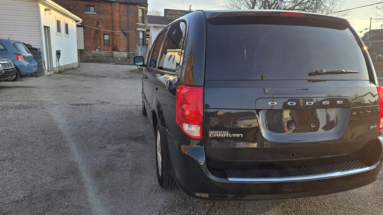 2017 Dodge Grand Caravan SXT Photo3
