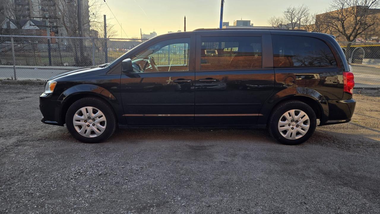 2017 Dodge Grand Caravan SXT Photo2