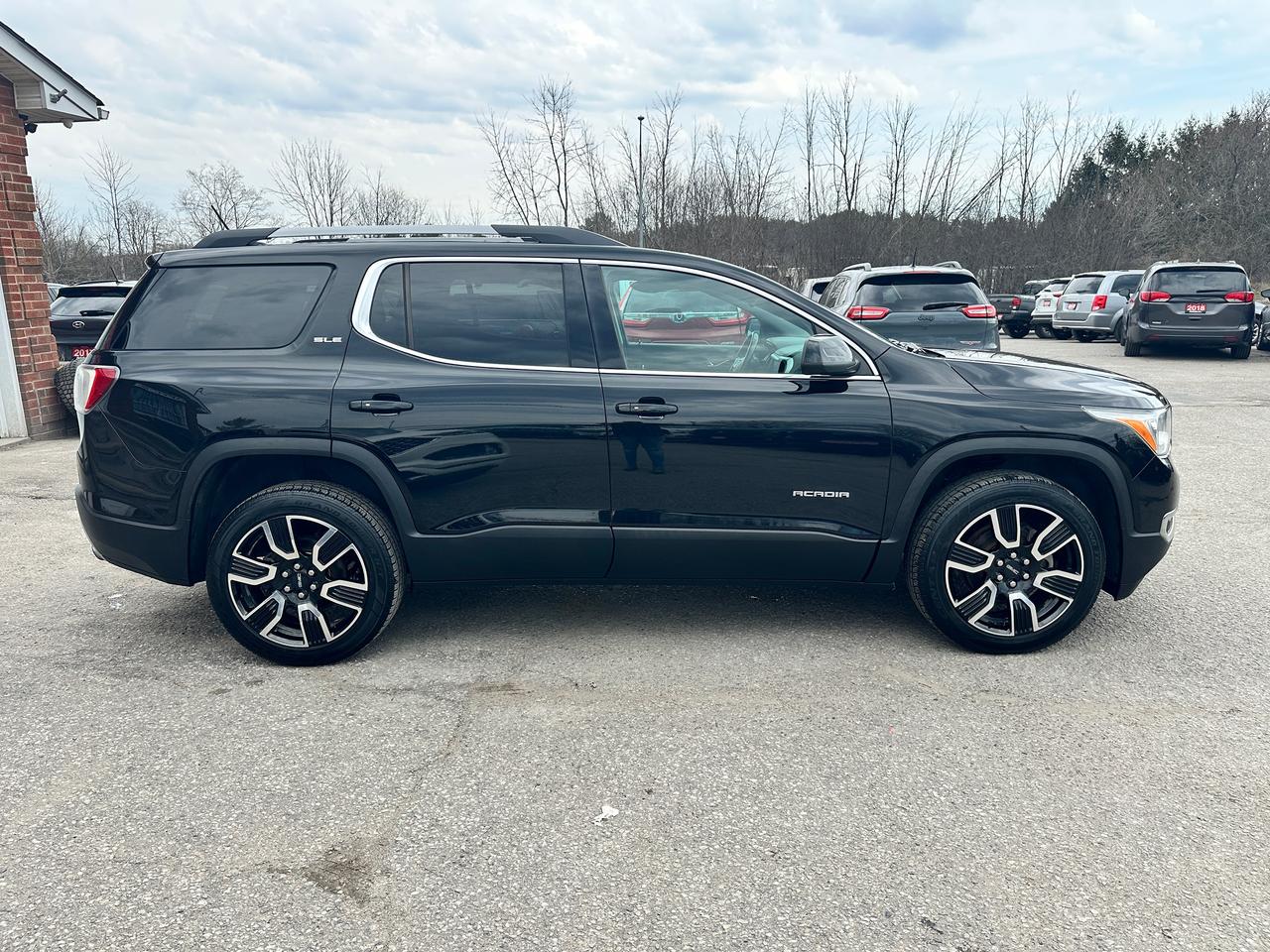 2019 GMC Acadia SLE AWD Sunroof HTD-Cloth CarPlay BackupCam BOSE Photo4