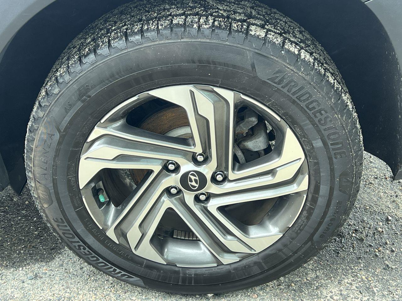 2021 Hyundai Santa Fe Preferred w/Trend Package AWD, MOONROOF, HEATED STEERING WHEEL, HEATED LEATHER SEATS, BACK UP CAM, SIRIUS XM!! Photo