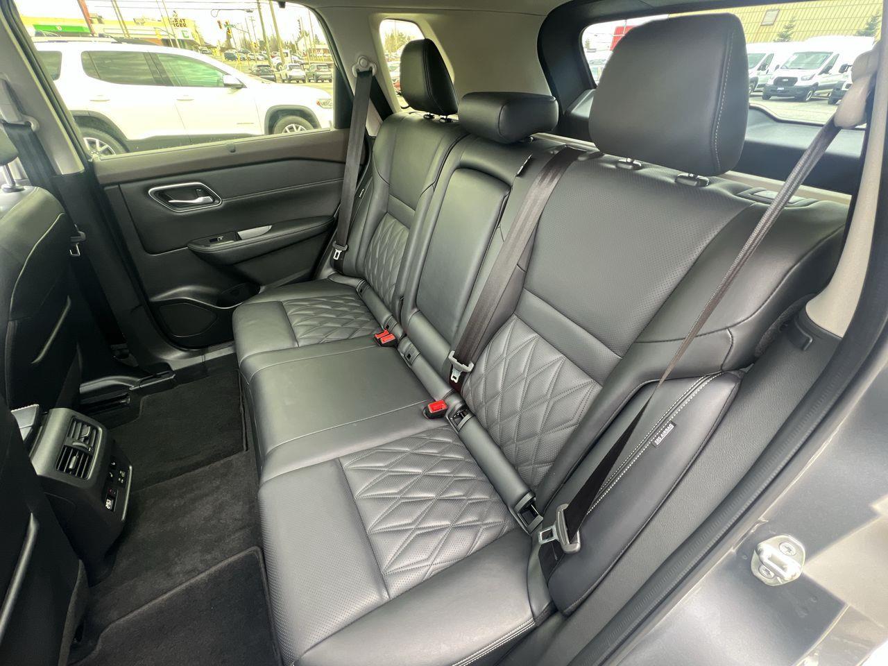 2023 Nissan Rogue Platinum AWD, MOONROOF, HEATED LEATHER SEATS, NAV, CRUISE CONTROL, POWER LIFTGATE, BACK UP CAM, REMOTE START! Photo