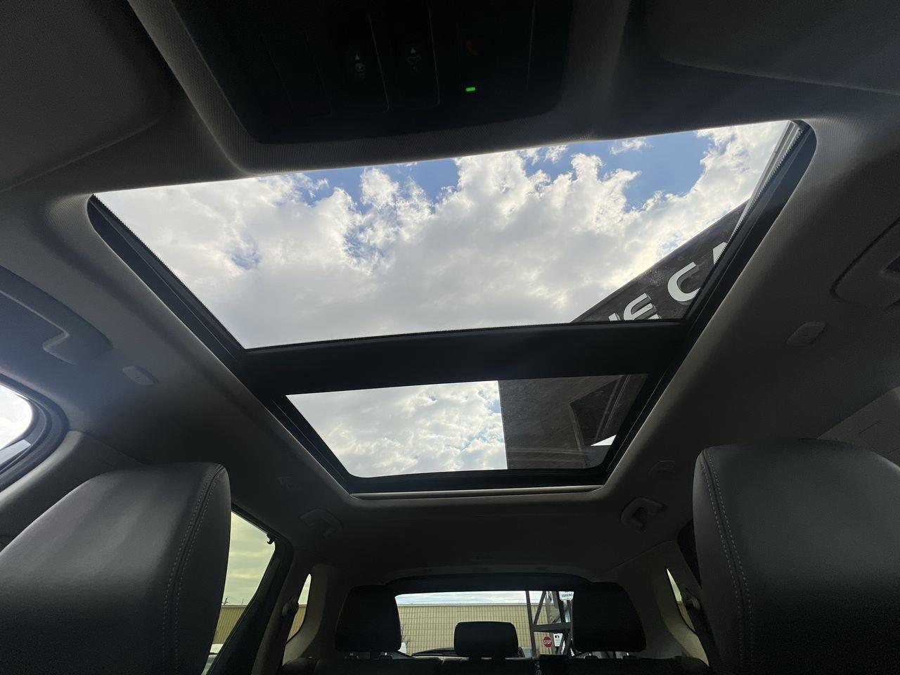2023 Nissan Rogue Platinum AWD, MOONROOF, HEATED LEATHER SEATS, NAV, CRUISE CONTROL, POWER LIFTGATE, BACK UP CAM, REMOTE START! Photo