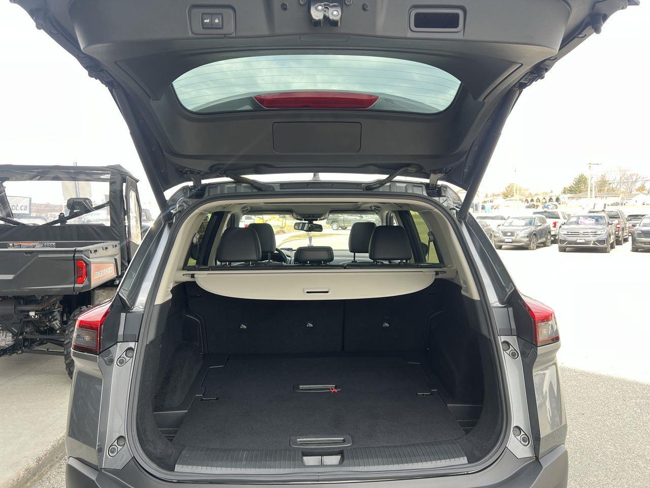 2023 Nissan Rogue Platinum AWD, MOONROOF, HEATED LEATHER SEATS, NAV, CRUISE CONTROL, POWER LIFTGATE, BACK UP CAM, REMOTE START! Photo