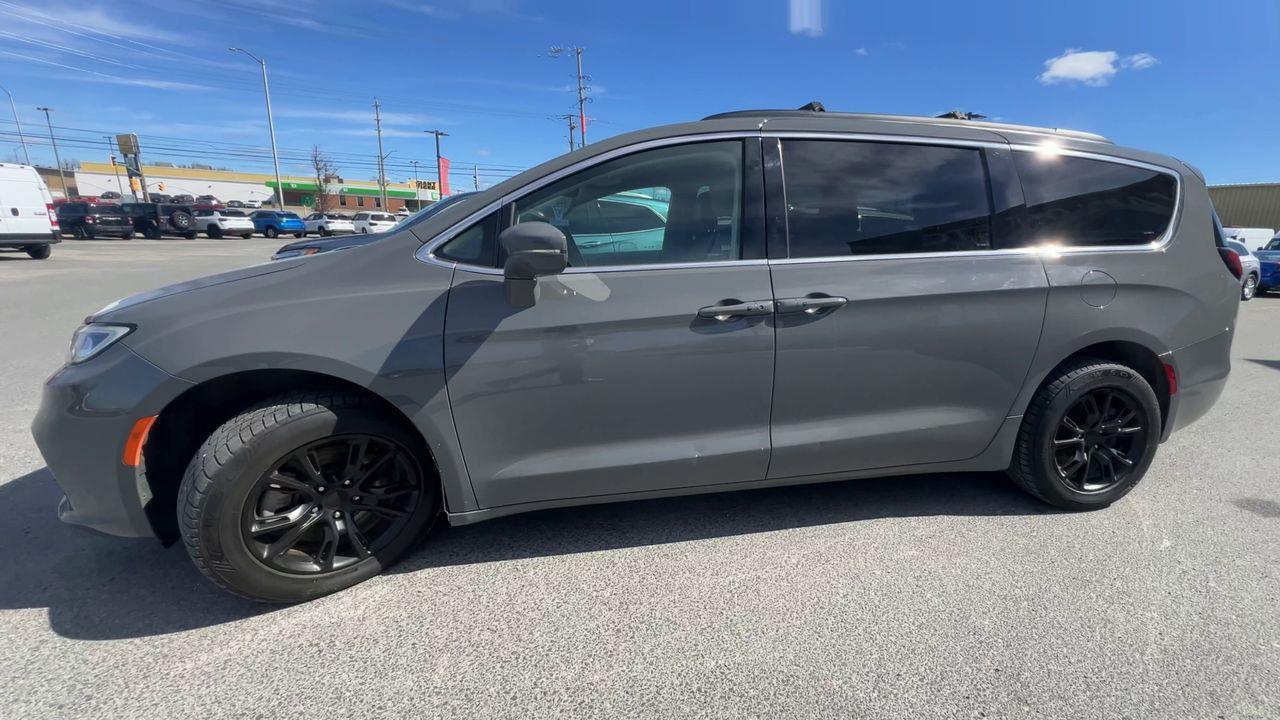 2022 Chrysler Pacifica Touring L AWD, 7 PASSENGER, DUAL POWER SLIDING DOORS, HEATED FRONT SEATS, NAV, CRUISE CONTROL, POWER LIFTGATE, Photo