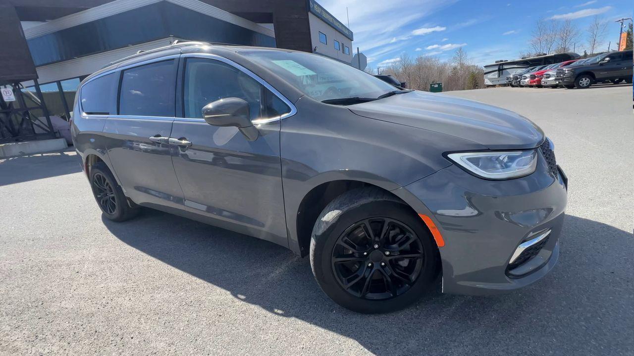 2022 Chrysler Pacifica Touring L AWD, 7 PASSENGER, DUAL POWER SLIDING DOORS, HEATED FRONT SEATS, NAV, CRUISE CONTROL, POWER LIFTGATE, Photo