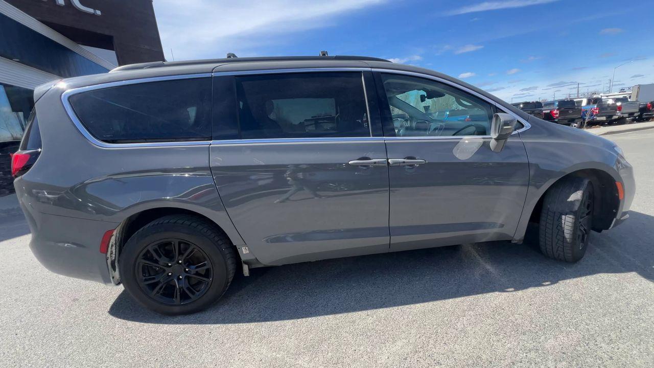 2022 Chrysler Pacifica Touring L AWD, 7 PASSENGER, DUAL POWER SLIDING DOORS, HEATED FRONT SEATS, NAV, CRUISE CONTROL, POWER LIFTGATE, Photo