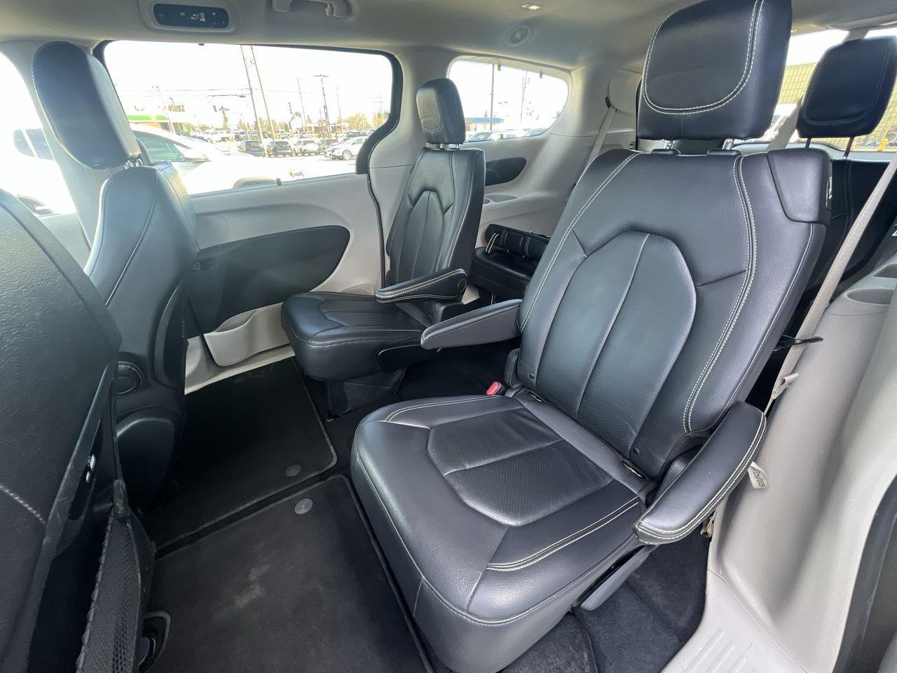 2022 Chrysler Pacifica Touring L AWD, 7 PASSENGER, DUAL POWER SLIDING DOORS, HEATED FRONT SEATS, NAV, CRUISE CONTROL, POWER LIFTGATE, Photo