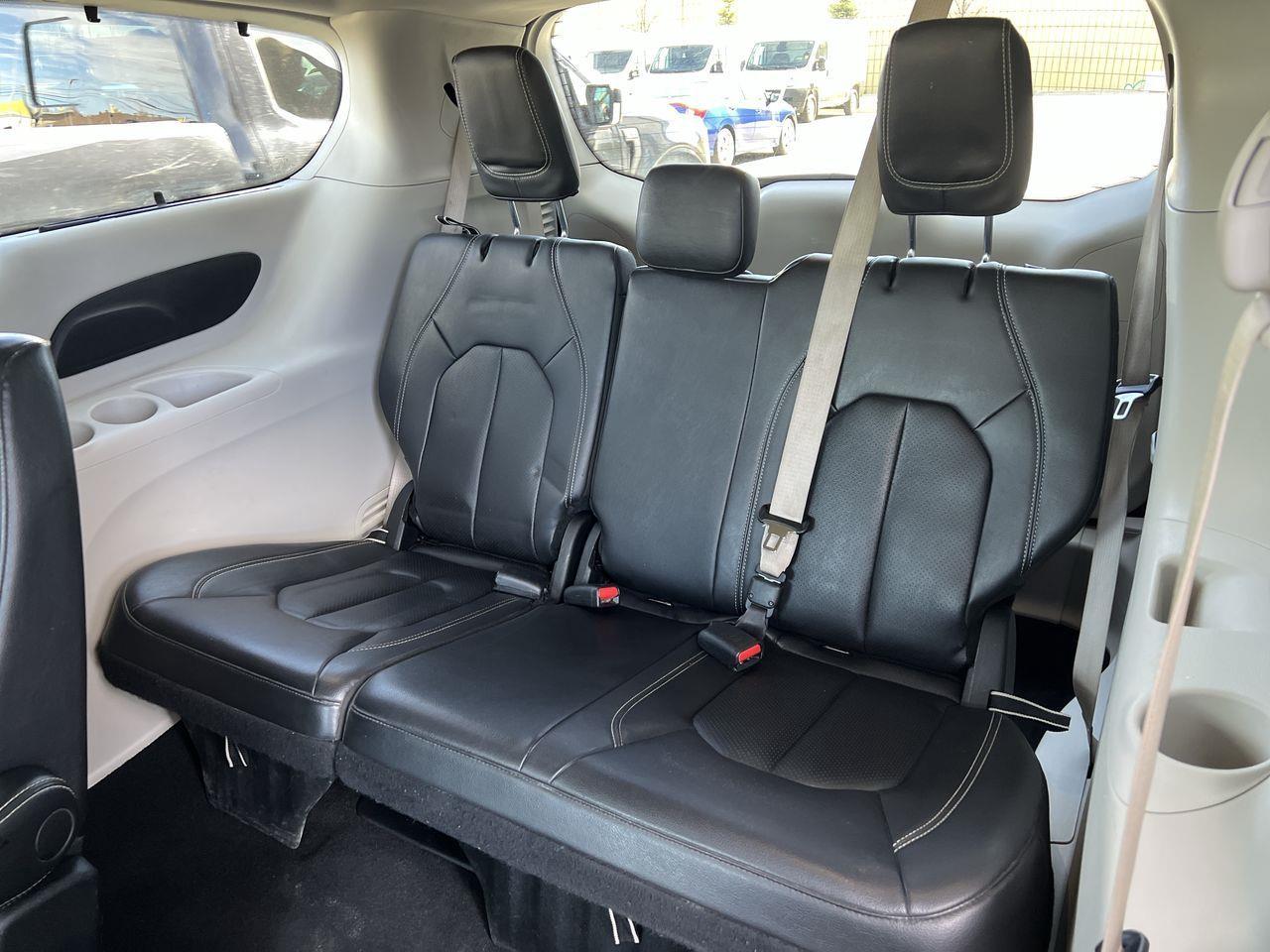 2022 Chrysler Pacifica Touring L AWD, 7 PASSENGER, DUAL POWER SLIDING DOORS, HEATED FRONT SEATS, NAV, CRUISE CONTROL, POWER LIFTGATE, Photo