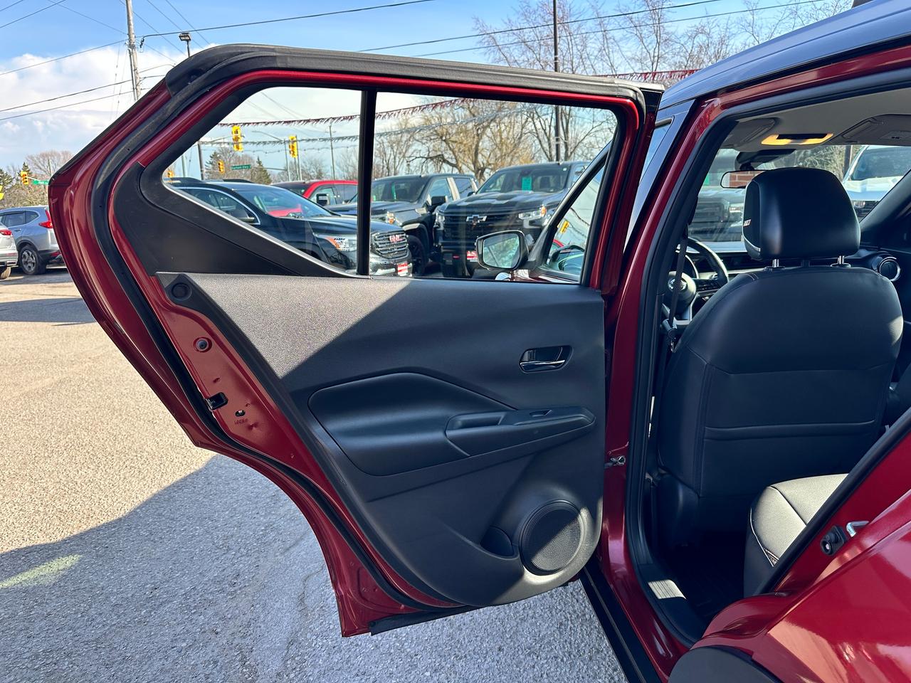 2020 Nissan Kicks SR FWD Heated-Leather XM CarPlay 360Camera AC BOSE Photo