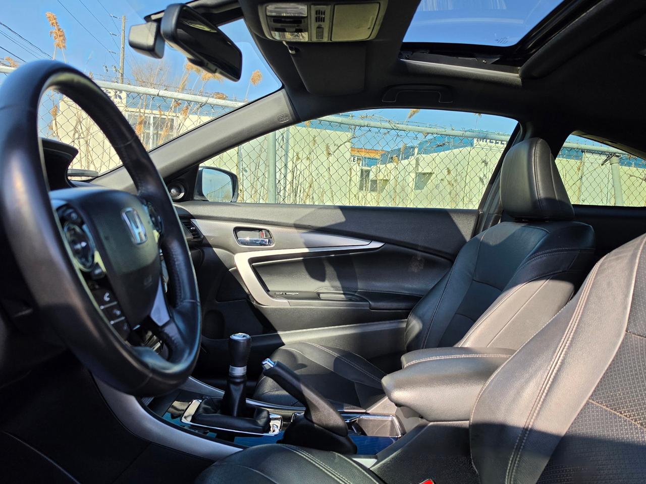 2017 Honda Accord V6 | Manual | Touring Photo